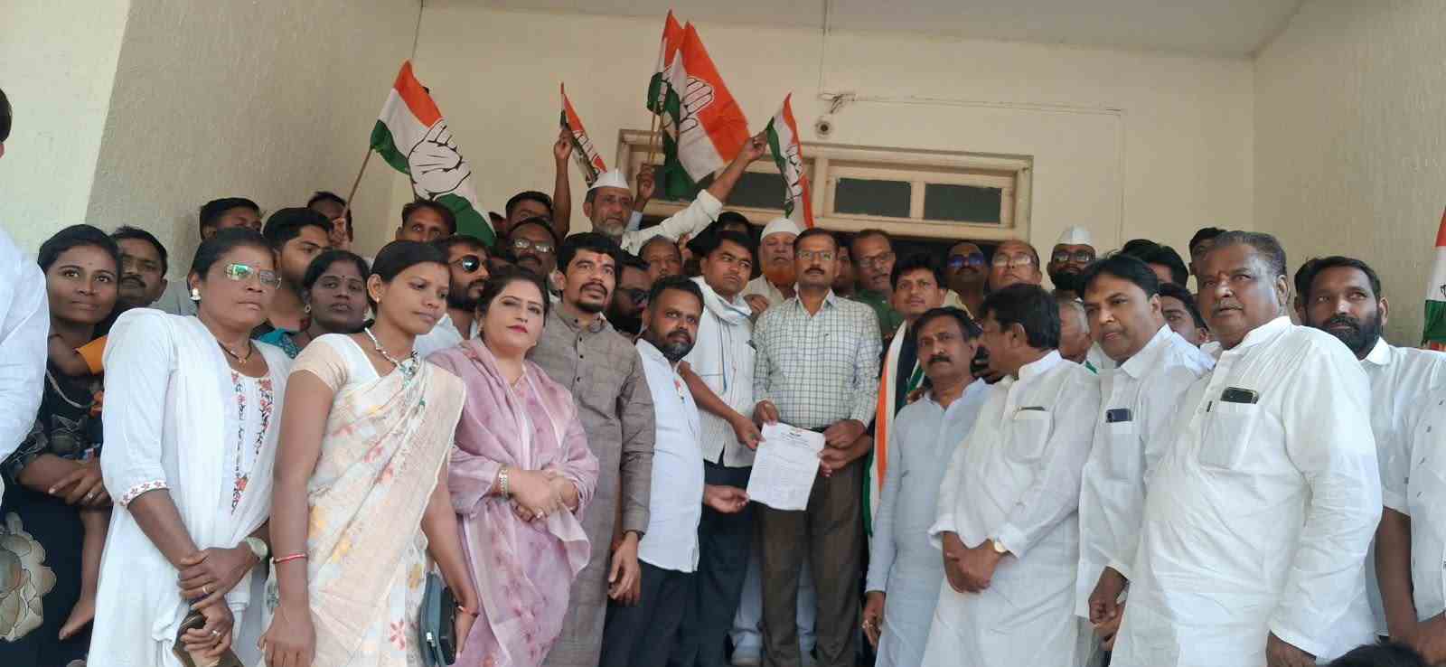 वसमत काँग्रेसचे निवेदन शेतकऱ्यांसाठी 5 प्रमुख मागण्या कर्जमाफी आणि दुष्काळी मदत द्या